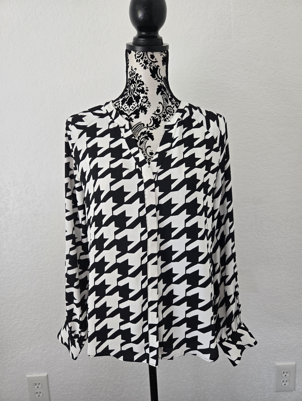 White House Black Market Black & White Houndstooth V-Neck Blouse